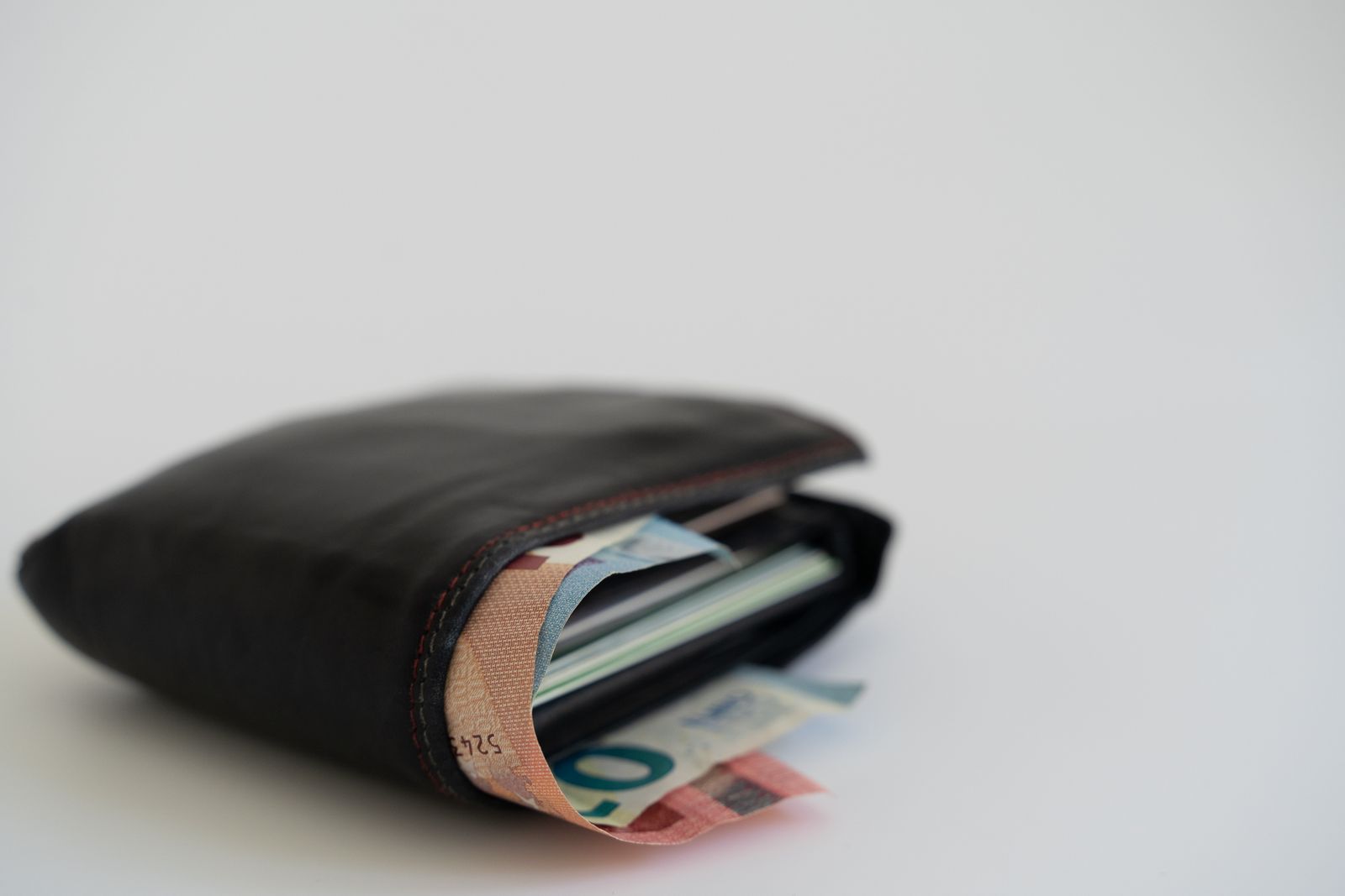 Carta di debito su un banco di noleggio auto