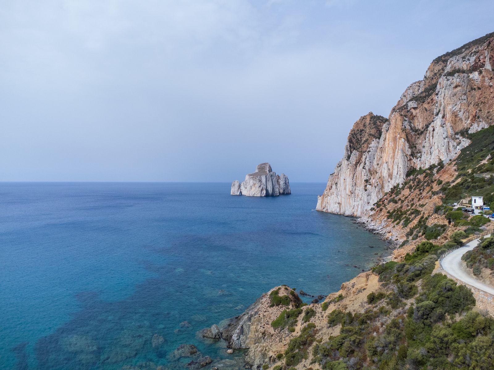 Kuestenstrasse an den Klippen von Masua auf Sardinien