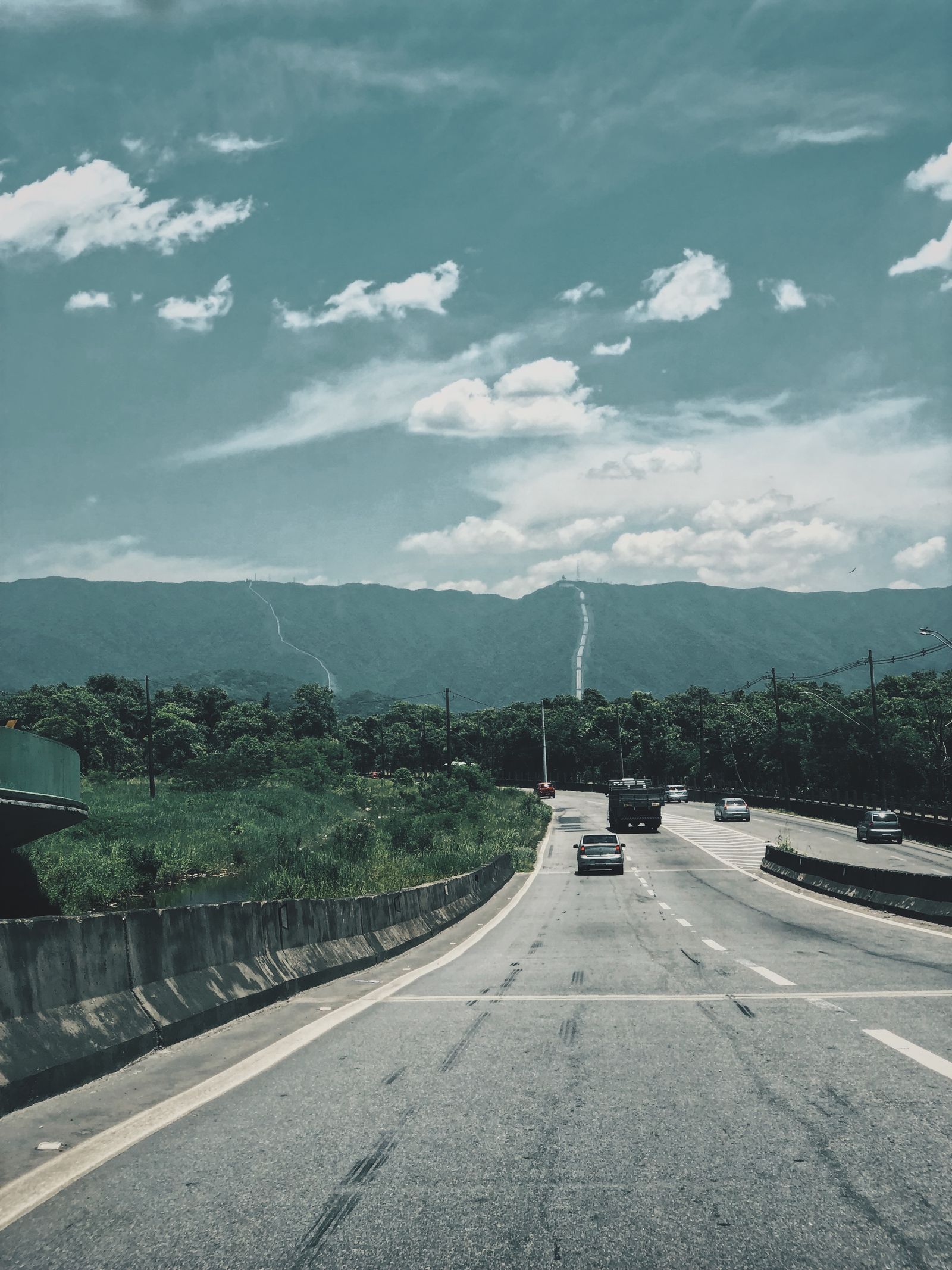 Offene Autobahn auf die Berge zu fuer einen langen Roadtrip